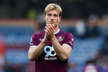 Burnley takımından Zian Flemming, 18 Ekim 2025 tarihinde Burnley - Leeds United maçında Premier Lig taraftarlarını alkışladı. 