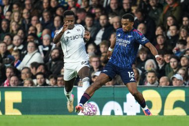 Fulham 'dan Ryan Sessegnon 18 Ekim 2025' te Craven Cottage, Londra, İngiltere 'de oynanan Premier League maçında Jurrien Timber of Arsenal maçında topu kazanmaya çalıştı. 