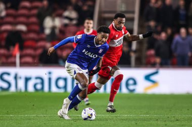 Ipswich Town 'dan Jens Cajuste ve Middlesbrough' dan Delano Burgzorg, Middlesbrough-Ipswich Town maçında top için mücadele ediyorlar. 