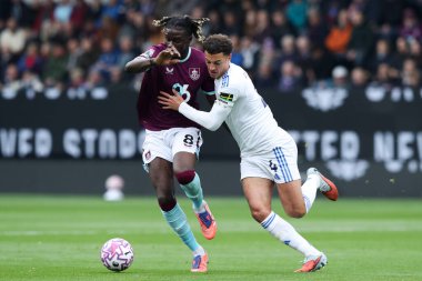 Burnley 'den Lesley Ugochukwu ve Leeds United takımından Ethan Ampadu 18 Ekim 2025' te Burnley, Burnley, İngiltere 'deki Leeds United maçında top için mücadele ettiler.   