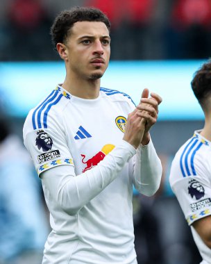 Leeds United takımından Ethan Ampadu, 18 Ekim 2025 tarihinde Burnley - Leeds United maçında taraftarlarını alkışladı. 