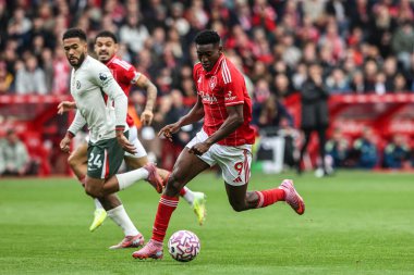 Nottingham Ormanı 'ndan Taiwo Awoniyi Premier Lig maçı sırasında Nottingham Forest Chelsea' ye karşı City Ground, Nottingham, İngiltere 'de 18 Ekim 2025' de top kırıyor. 