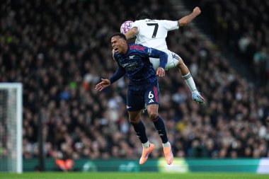 Arsenal 'den Gabriel ve Fulham' dan Raul Jimenez Premier Lig maçı sırasında Craven Cottage, Londra, İngiltere 'de Fulham-Arsenal maçında, 18 Ekim 2025 