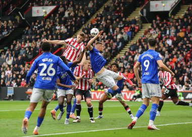 Sheffield United 'dan Mark McGuinness 18 Ekim 2025' te Bramall Lane, Sheffield, İngiltere 'de Sheffield United' a karşı oynanan Sky Bet Şampiyonası maçında yüksek topu kazanmak için sıçradı. 
