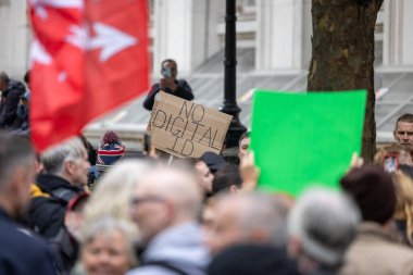 Yüzlerce gösterici Marble Arch 'ta toplandı ve Londra şehir merkezinden Whitehall' a yürüdü. Hükümetin dijital kimlik sistemlerinin getirilmesine karşı olduklarını belirttiler. Protestocular pankart ve slogan taşıyordu 