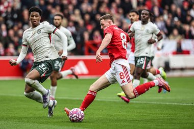 Nottingham Forest 'tan Elliot Anderson ve Chelsea' den Josh Acheampong Premier League maçında Chelsea 'de top için mücadele ediyorlar Nottingham Forest Chelsea' ye karşı City Ground, Nottingham, İngiltere, 18 Ekim 2025 