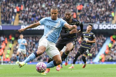 Manchester City 'den Nathan Ake Premier League maçında topu temizliyor Manchester City, Manchester Stadyumu' nda Everton 'a karşı, 18 Ekim 2025 