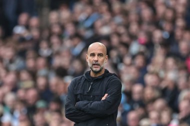 Manchester City 'nin Pep Guardiola teknik direktörü 18 Ekim 2025 tarihinde Etihad Stadyumu' nda oynanan Premier League maçında Everton maçına bakıyor. 