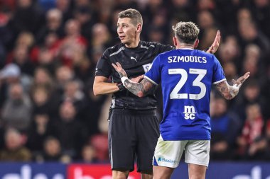 Ipswich Town 'dan Sammie Szmodics 17 Ekim 2025' te Riverside Stadyumu, Middlesbrough 'da oynanan Sky Bet Şampiyonası maçında hakem Matt Donohue' ye sesleniyor. 