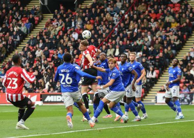 Sheffield United 'dan Mark McGuinness 18 Ekim 2025' te Bramall Lane, Sheffield, İngiltere 'de Sheffield United' a karşı oynanan Sky Bet Şampiyonası maçında yüksek topu kazanmak için sıçradı. 