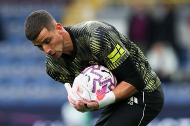 Leeds United kalecisi Karl Darlow Premier Lig karşılaşması öncesinde Burnley - Leeds United maçında 18 Ekim 2025 'te Burnley, Burnley, İngiltere' de ısındı. 
