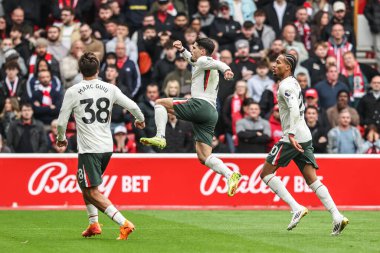 Chelsea 'den Pedro Neto Premier Lig maçında Nottingham Forest Chelsea' ye karşı 18 Ekim 2025 'te Nottingham, İngiltere' de oynanan City Ground maçında 0-2 'lik galibiyet golünü kutluyor.  