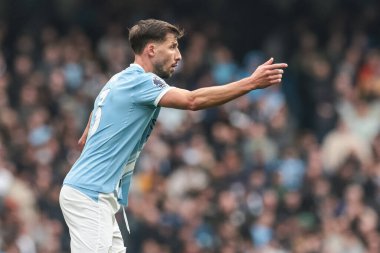 Manchester City 'den Ruben Dias, Premier League maçında takım talimatlarını verir. Manchester City, Manchester, İngiltere' deki Etihad Stadyumu 'nda Everton' a karşı 18 Ekim 2025 