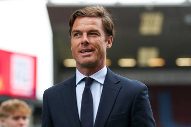Burnley 'nin Scott Parker teknik direktörü, Burnley - Leeds United maçı öncesinde 18 Ekim 2025' te Burnley, Burnley 'de stadyuma geldi. 