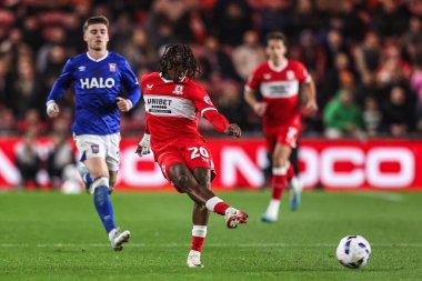 Middlesbrough 'dan Kaly Sene, Middlesbrough-Ipswich Town maçında topu geçiyor. Riverside Stadyumu, Middlesbrough, İngiltere, 17 Ekim 2025 