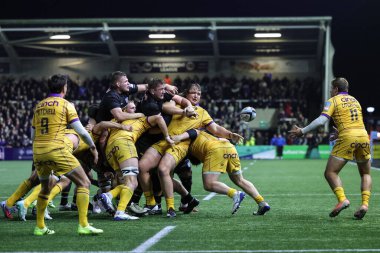 Northampton Saints 'ten JJ van der Mescht sahaya atlayıp topu kaptı, sarı kart aldı ve Gallagher Premiership maçı sırasında Newcastle Red Bulls' un Northampton Saints 'e karşı Kingston Park, Newcastle, İngiltere' de oynadığı maçta günah kutusuna gönderdi.