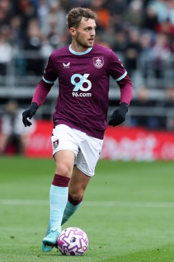 Burnley 'den Jacob Bruun Larsen Premier Lig maçında topu ayaklarının dibine aldı Burnley - Leeds United - Turf Moor, Burnley, İngiltere, 18 Ekim 2025 