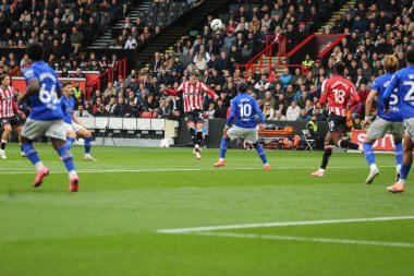 Sheffield United takımından Louie Barry 18 Ekim 2025 'te Sheffield Lane, İngiltere' de Sheffield United 'a karşı oynanan Gökyüzü İddia Şampiyonası maçında yüksek topu kazanmak için sıçradı. 