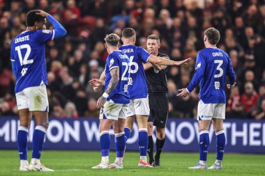 Hakem Matt Donohue, Middlesbrough - Ipswich Town, Riverside Stadyumu, İngiltere, 17 Ekim 2025 'te oynanan Sky Bet Şampiyonası maçında oyunculara talimat veriyor. 
