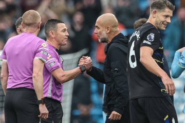 Manchester City 'nin Pep Guardiola teknik direktörü, 18 Ekim 2025' te Etihad Stadyumu 'nda Manchester City' nin Everton 'a karşı oynadığı Premier League maçında hakem Tony Harrington ile el sıkıştı. 