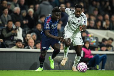 Arsenal 'den Bukayo Saka ve Fulham Ligi maçında Fulham Arsenal' e karşı 18 Ekim 2025 'te Craven Cottage, Londra, İngiltere' de oynanan maçta Fulham ve Ryan Sessegnon. 