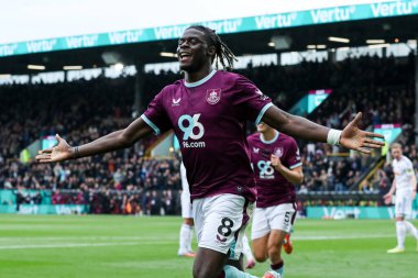 Burnley 'den Lesley Ugochukwu, 18 Ekim 2025' te İngiltere 'nin Burnley kentindeki Turf Moor' da oynanan Premier Lig karşılaşmasında 1-0 berabere kalan Burnley-Leeds United maçını kutluyor.  