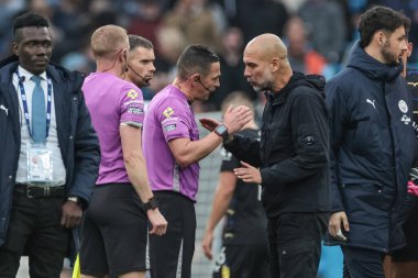 Manchester City 'nin Pep Guardiola teknik direktörü 18 Ekim 2025' te Etihad Stadyumu 'nda Manchester City Everton' a karşı oynanan Premier League maçında son düdük çaldıktan sonra hakem Tony Harrington ile konuştu. 