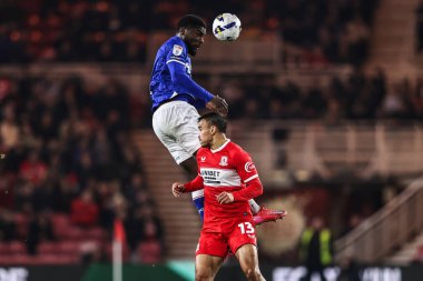 Ipswich Town 'dan Cedric Kipre, Middlesbrough-Ipswich Town maçında Middlesbrough maçında Middlesbrough' lu David Strelec 'ten yüksek topu kazanmak için atlıyor. 