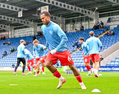 Fleetwood Town 'dan Elliot Bonds, 18 Ekim 2025' te İngiltere 'nin Chesterfield kentindeki SMH Group Stadyumu' nda oynanan Sky Bet 2 maçında ısınıyor. 