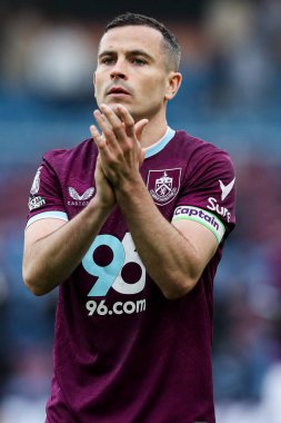 Burnley 'den Josh Cullen, 18 Ekim 2025' te İngiltere 'nin Burnley kentinde oynanan Burnley - Leeds United maçı sonrasında taraftarlarını alkışladı. 