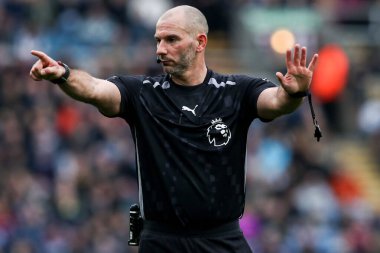 Tim Robinson Premier Lig maçında hakem Burnley, Leeds United 'a karşı Turf Moor, Burnley, İngiltere, 18 Ekim 2025 