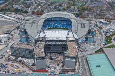 18 Ekim 2025 'te Etihad Stadyumu' nda Manchester City 'nin Everton' a karşı oynadığı Premier League maçı sırasında Kuzey Standı 'nın ve yeni otelin hava görüntüsü. 