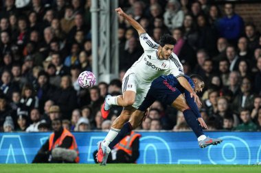 Fulham 'dan Raul Jimenez ve Arsenal' den William Sthe Premier League maçı sırasında Craven Cottage, Londra, İngiltere 'de oynanan Fulham-Arsenal maçında 18 Ekim 2025 