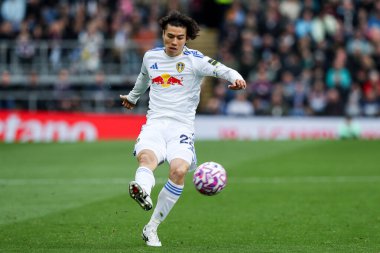 Leeds United takımından Ao Tanaka Premier Lig maçında topu ayaklarının dibine aldı Burnley - Leeds United - Turf Moor, Burnley, İngiltere, 18 Ekim 2025 