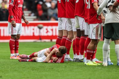 Nottingham Ormanı 'ndan Elliot Anderson 18 Ekim 2025' te Nottingham Forest 'ın Chelsea' ye karşı oynadığı Premier League maçında serbest vuruşu savunmaya hazırlanıyor. 