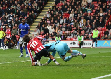 Sheffield United takımından Callum O 'Hare, 18 Ekim 2025' te Sheffield Lane, Sheffield, İngiltere 'de oynanan Gökyüzü İddia Şampiyonası karşılaşmasında Watford kalecisi Egil Selvik ile çarpıştı. 