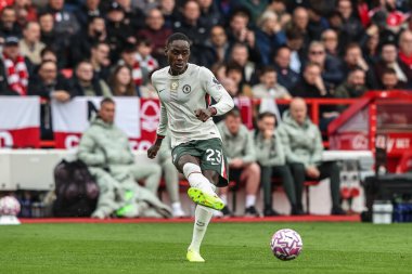 Chelsea 'den Trevoh Chalobah Premier Lig maçı sırasında Nottingham Forest Chelsea' ye karşı City Ground, Nottingham, İngiltere 'de 18 Ekim 2025' de pas attı. 
