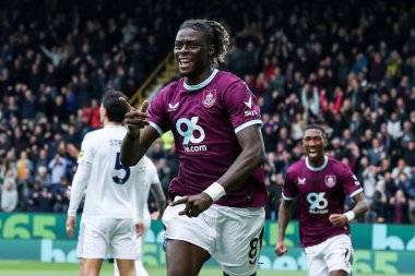 Burnley 'den Lesley Ugochukwu, 18 Ekim 2025' te İngiltere 'nin Burnley kentindeki Turf Moor' da oynanan Premier Lig karşılaşmasında 1-0 berabere kalan Burnley-Leeds United maçını kutluyor. 