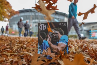 Manchester City, Manchester Everton 'a karşı Etihad Stadyumu' nda 18 Ekim 2025 'te oynanan Premier League maçının ön kapağında Manchester City' den Jeremy Doku ile bugün sonbahar tatili resmi maç günü programı var. 