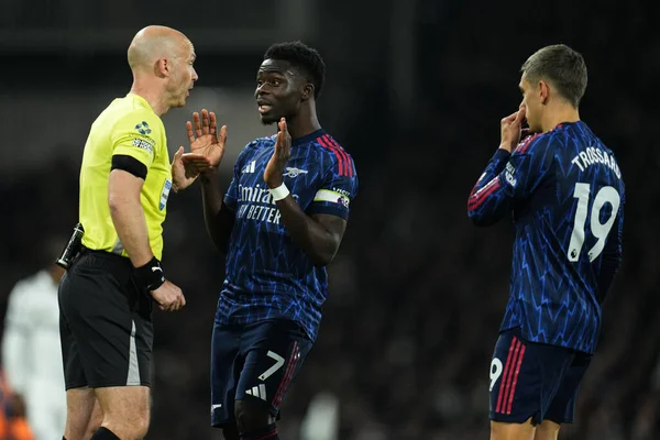 Arsenal 'den Bukayo Saka, 18 Ekim 2025' te Craven Cottage, Londra 'da oynanan Premier League maçında hakem Anthony Taylor' a penaltı kararı hakkında konuşuyor. 
