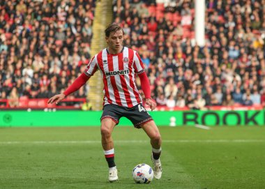 Sheffield United takımından Sydie Peck, 18 Ekim 2025 'te Sheffield United' a karşı Bramall Lane, Sheffield, İngiltere 'de oynanan Gökyüzü İddia Şampiyonası maçında pas attı.  