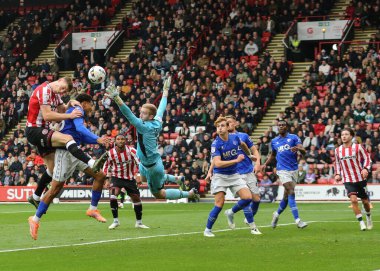 Sheffield United takımından Mark McGuinness, 18 Ekim 2025 'te Sheffield Lane, İngiltere' de Sheffield United 'a karşı oynanan Gökyüzü İddia Şampiyonası maçında gol atarken görülüyor. 