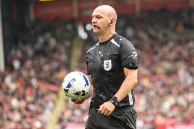 Hakem Robert Madley, 18 Ekim 2025 'te Sheffield United' a karşı Bramall Lane, Sheffield, İngiltere 'de oynanan Sky Bet Şampiyonası maçında. 