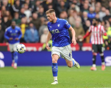 Watford 'dan Mattie Pollock, 18 Ekim 2025' te Sheffield United 'a karşı Bramall Lane, Sheffield, İngiltere' de oynanan Gökyüzü İddia Şampiyonası maçında topa vuruyor. 