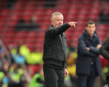   Sheffield United 'ın menajeri, Sheffield Lane, Sheffield, Birleşik Krallık' ta 18 Ekim 2025 'te oynanan Gökyüzü İddia Şampiyonası maçında takım talimatlarını verir. 