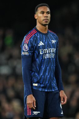 18 Ekim 2025 'te Londra Craven Cottage' da oynanan Premier League maçında Arsenal 'li Gabriel, Arsenal maçında Fulham' a karşı.  