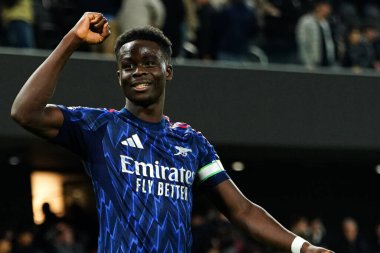 Arsenal 'den Bukayo Saka, 18 Ekim 2025' te Craven Cottage, Londra 'da oynanan Premier League maçında 0-1' lik galibiyeti kutluyor.  