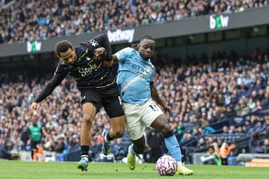 Manchester City 'den Jeremy Doku, Premier League maçında Everton' dan Iliman Ndiaye 'i 18 Ekim 2025' te Etihad Stadyumu 'nda Everton' a karşı durdurdu. 