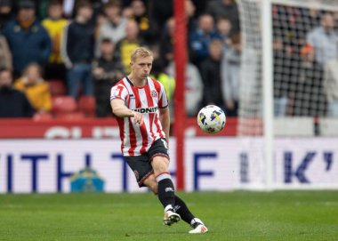 Sheffield United takımından Ben Mee, 18 Ekim 2025 'te Sheffield United' a karşı Bramall Lane, Sheffield, İngiltere 'de oynanan Gökyüzü İddia Şampiyonası maçında pas attı. 