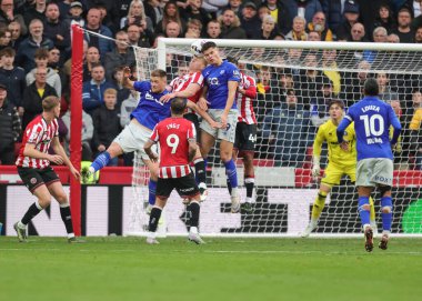Watford 'dan Luca Kjerrumgaard ve Sheffield United' dan Ben Mee, 18 Ekim 2025 'te Bramall Lane, Sheffield, İngiltere' de oynanan Gökyüzü İddia Şampiyonası maçında top için ikili maç yaptılar. 